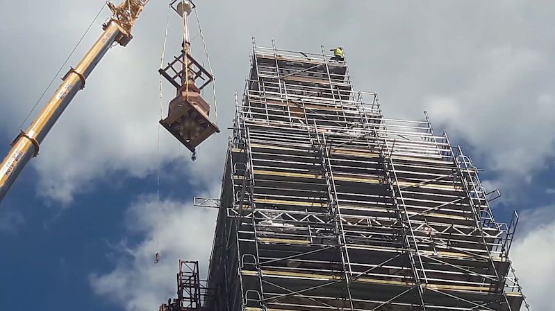 Jeřáb vynesl v Olomouci osmitunovou špici radniční věže